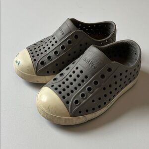 Native Kids Water Shoes in Gray and White